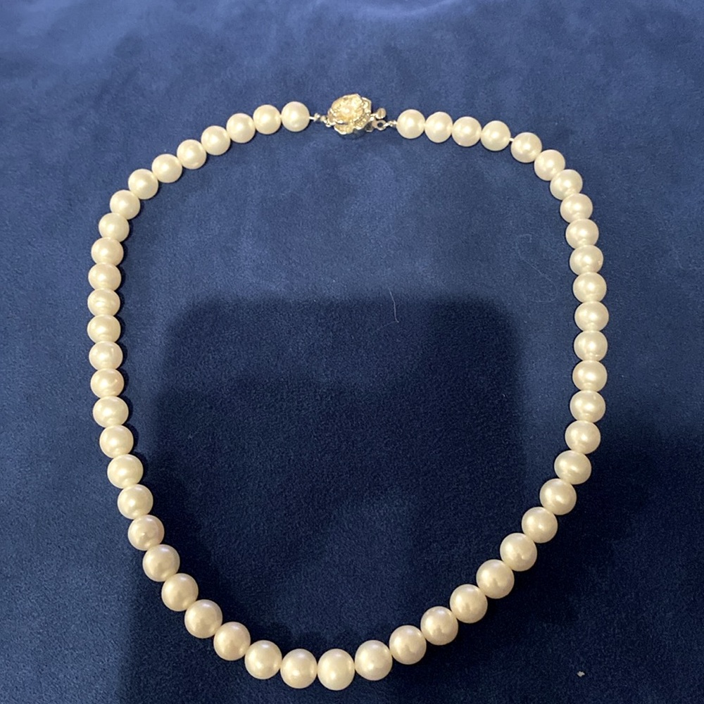 Beautiful authentic Pearl necklace.